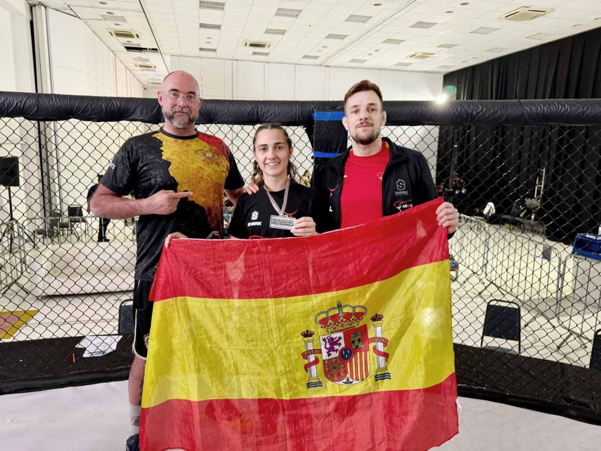 Óscar Panadero, con los arroyanos Blanca Suárez y Gonzalo García. ENA