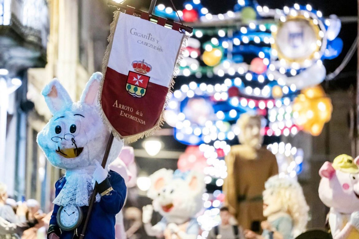 El pendón de la Comparsa de Arroyo desfila por las calles de Braga. ENA