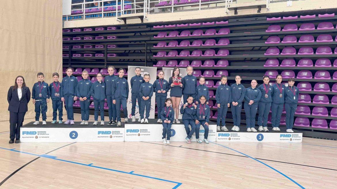 Gimnastas participantes en el regional Base con la entrenadora y juez, Elsa. ENA