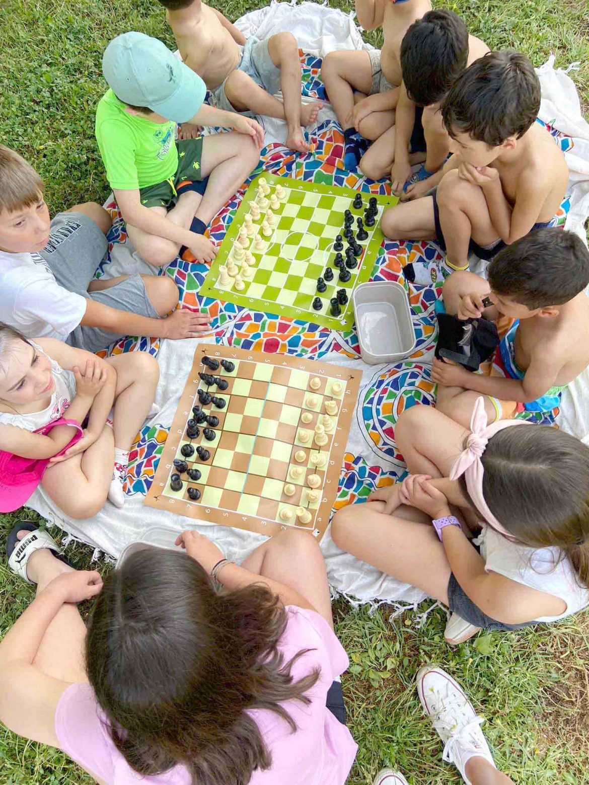 Ajedrez en el campamento ‘Educa tus sentidos’, que se desarrolla por todo el municipio. ENA