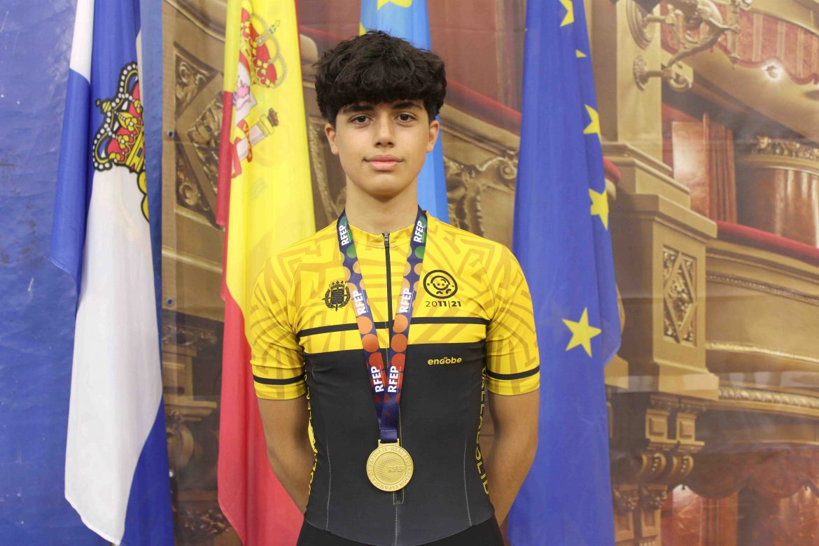 Álvaro Gerbolés con sus medallas conseguidas en Avilés. ENA