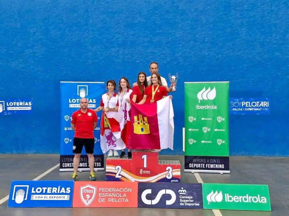 Rebeca Cubero y Nuria Medina, en el Podio con la medalla de plata conseguida en Getafe. ENA