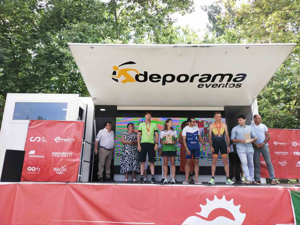 Ángel Hervella en el podio de Almazán con la medalla de plata. E. P. G.