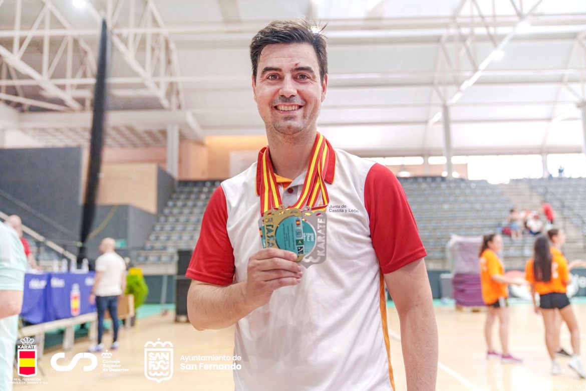 Adrián Lueje con las medallas conseguidas con la selección de Castilla y León. ENA