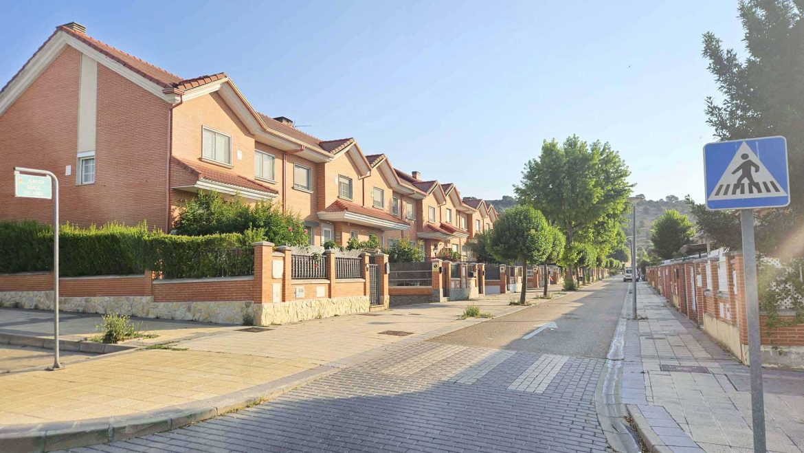 Calle del Barco donde se renovará el pavimento y se subsanarán los daños producidos por los árboles. ENA