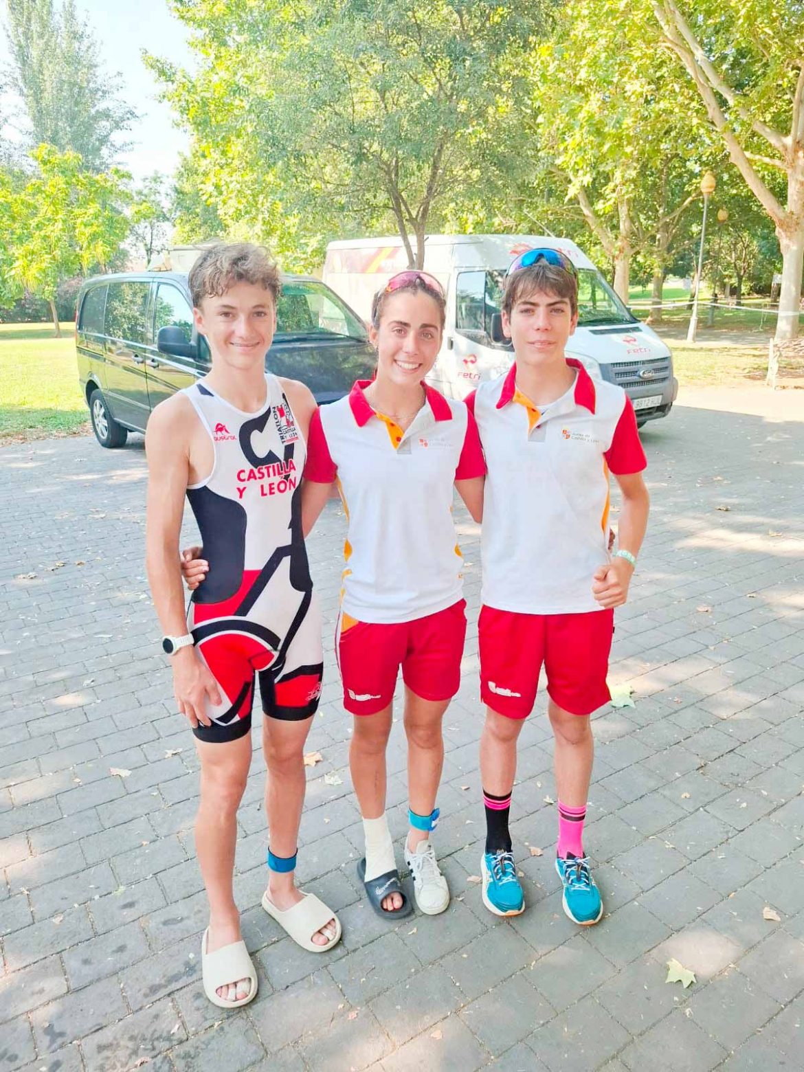 Los triatletas arroyanos Guillermo Gutiérrez, Iván Núñez y Alba Núñez