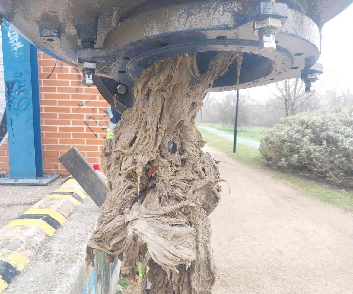 Atasco de toallitas en las infraestructuras hidráulicas de Arroyo. ENA