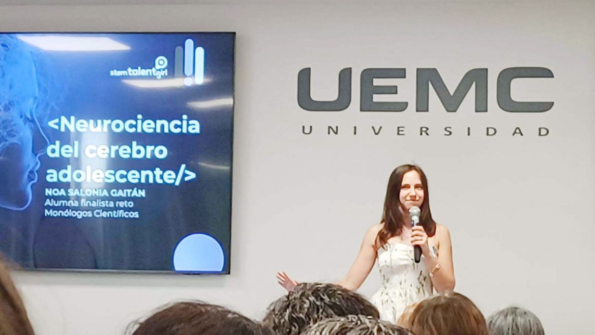 Noa Salonia Gaitán ante la audiencia en la UEMC de Valladolid y foto de familia de las premiadas de los STEM Talent Girl Awards. ENA Noa Salonia Gaitán ante la audiencia en la UEMC de Valladolid y foto de familia de las premiadas de los STEM Talent Girl Awards. ENA
