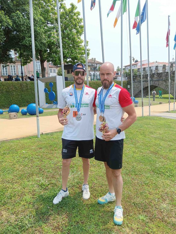 Alberto Macías (izquierda) y Javier Pedruelo, plata en el Europeo Máster K-2.