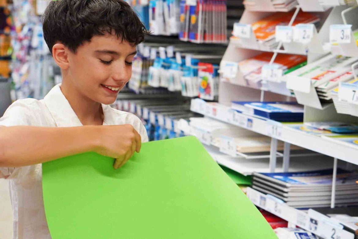 Las ayudas sirven para comprar material escolar, libros y material informático. ENA