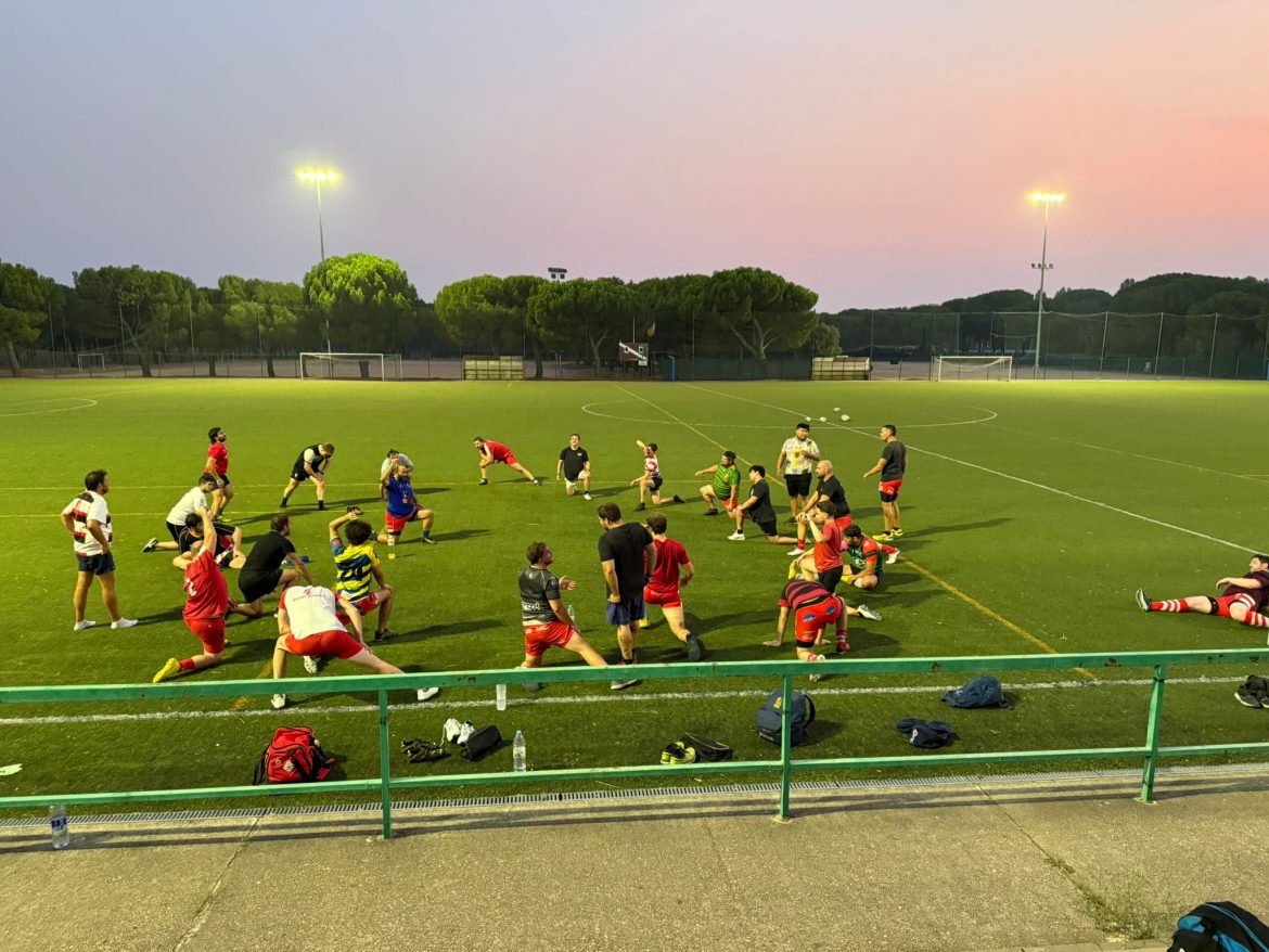 El Rugby Arroyo estirando tras una sesión de pretemporada. ENA
