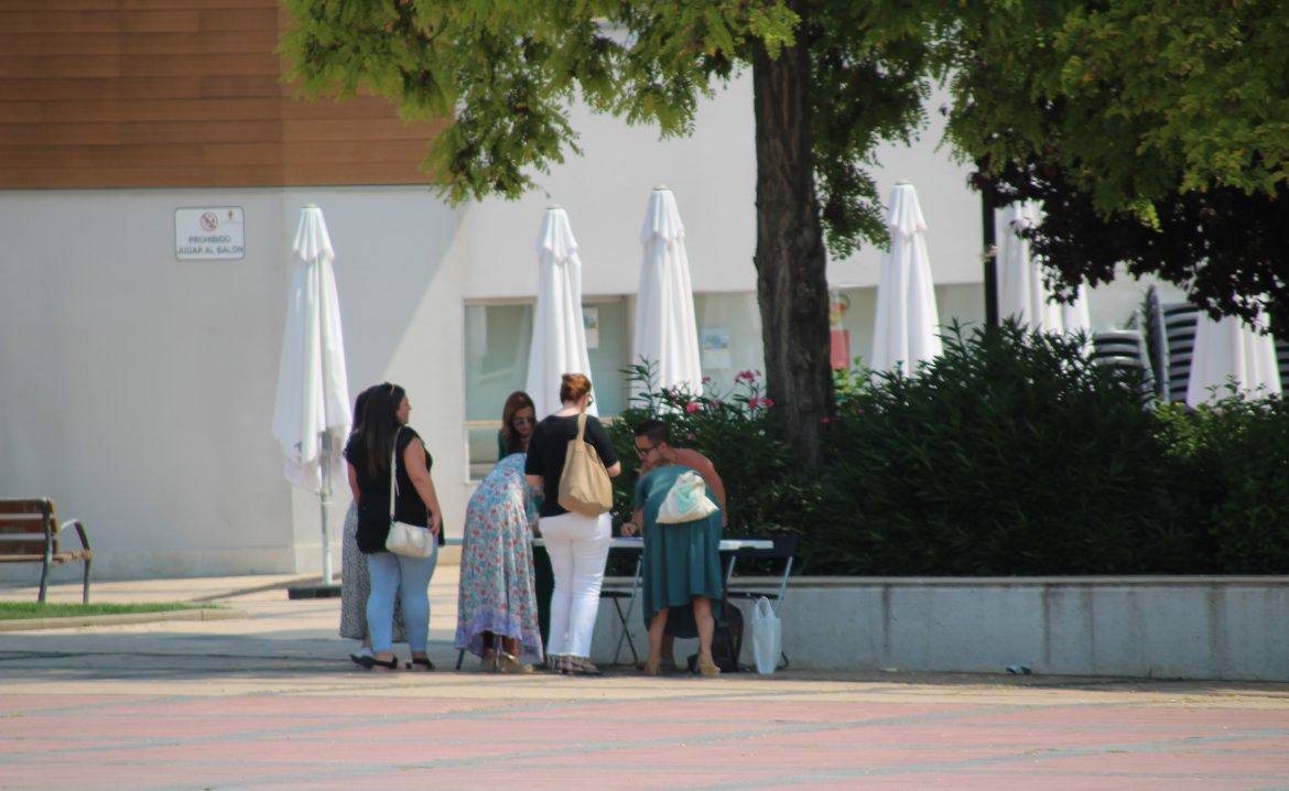 Recogida de firmas por parte de los vecinos de Arroyovereda. ENA