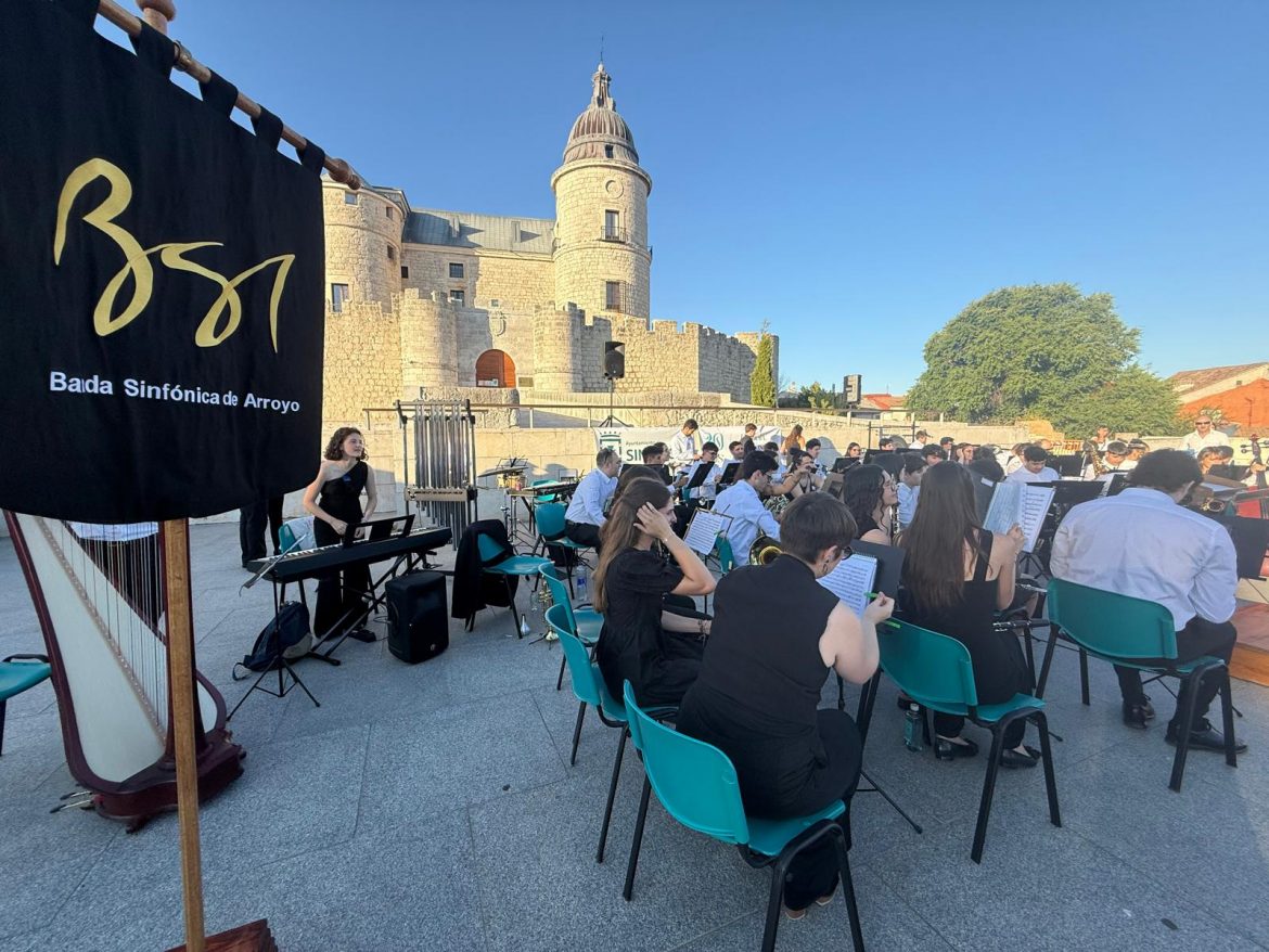 La Banda Sinfónica de Arroyo, con el archivo de Simancas al fondo. ENA