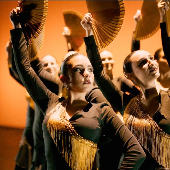 El Joven Ballet de Arroyo durante una actuación. RAQUEL LINDO