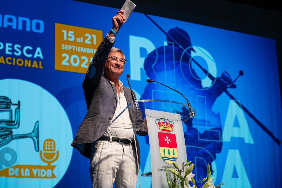 Mostachón recoge el premio en Carpfishing en la Casa del Teatro y la Música de Arroyo