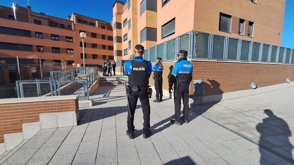 La Policía Local acompaña a los técnicos de la empresa suministradora de agua. ENA