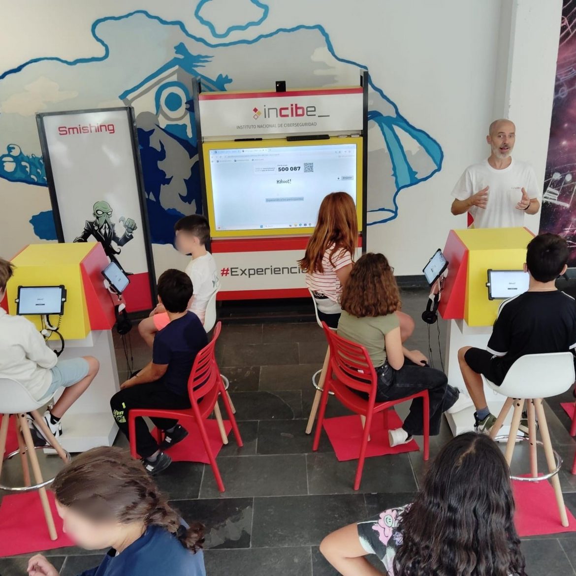 Escolares en la exposición sobre ciberseguirdad. ENA