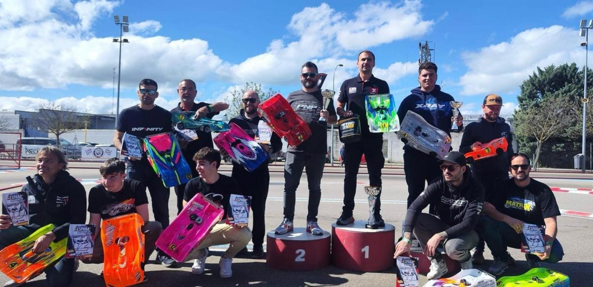 Varios competidores en el podio durante una competición. ENA