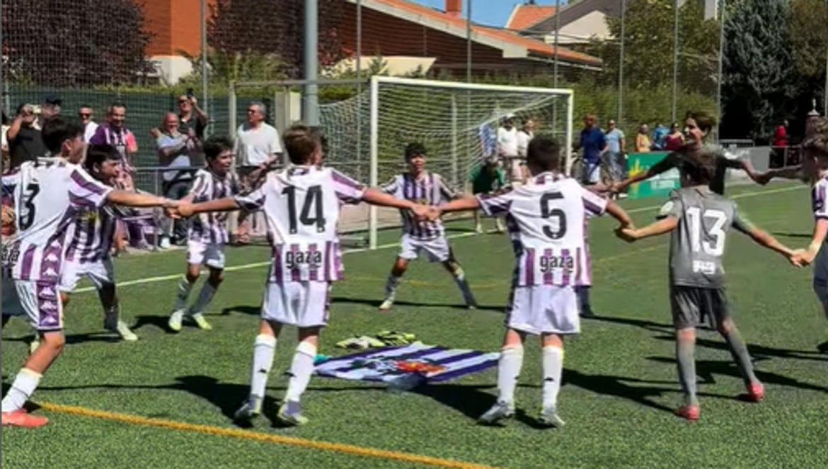 Los jugadores del Real Valladolid celebran el triunfo. ENA