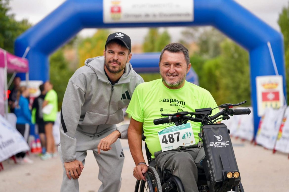 Oscar Husillos y el director ejecutivo de ASPAYM Castilla y León, Francisco Sardón. ENA