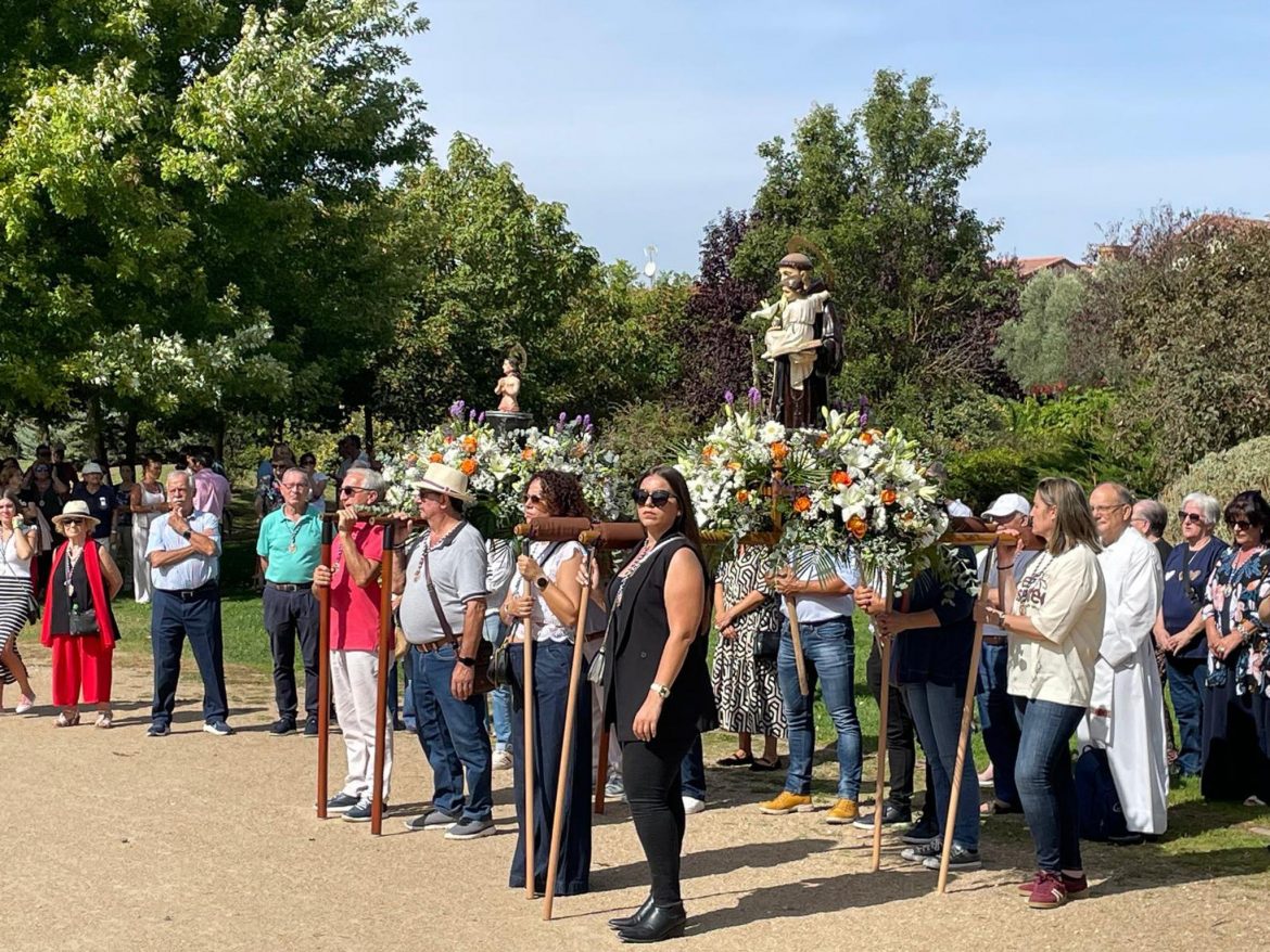 Encuentro de los dos santos en el anfiteatro del parque de la Ribera.