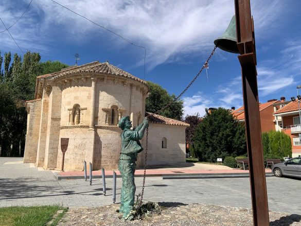 Escultura de El Campanera con la iglesia de san Juan al fondo