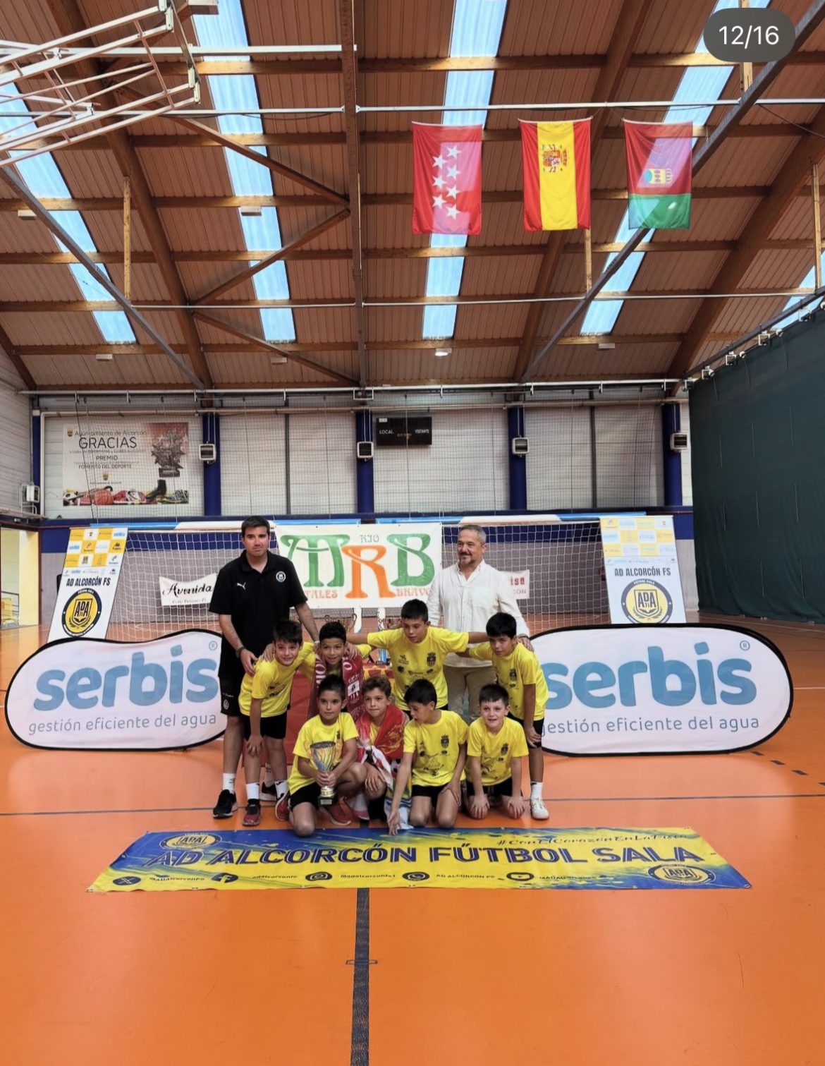 El Benjamín A del Arroyo Fútbol Sala con el trofeo de campeón. ENA