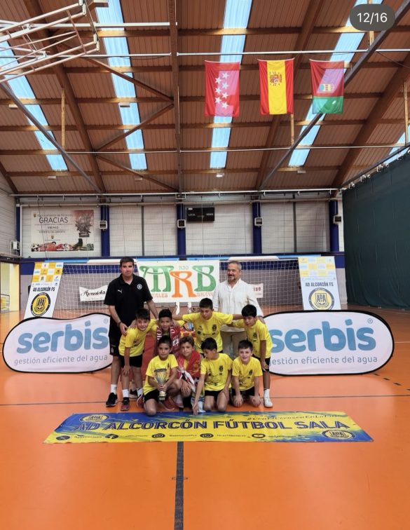 El Benjamín A del Arroyo Fútbol Sala con el trofeo de campeón. ENA