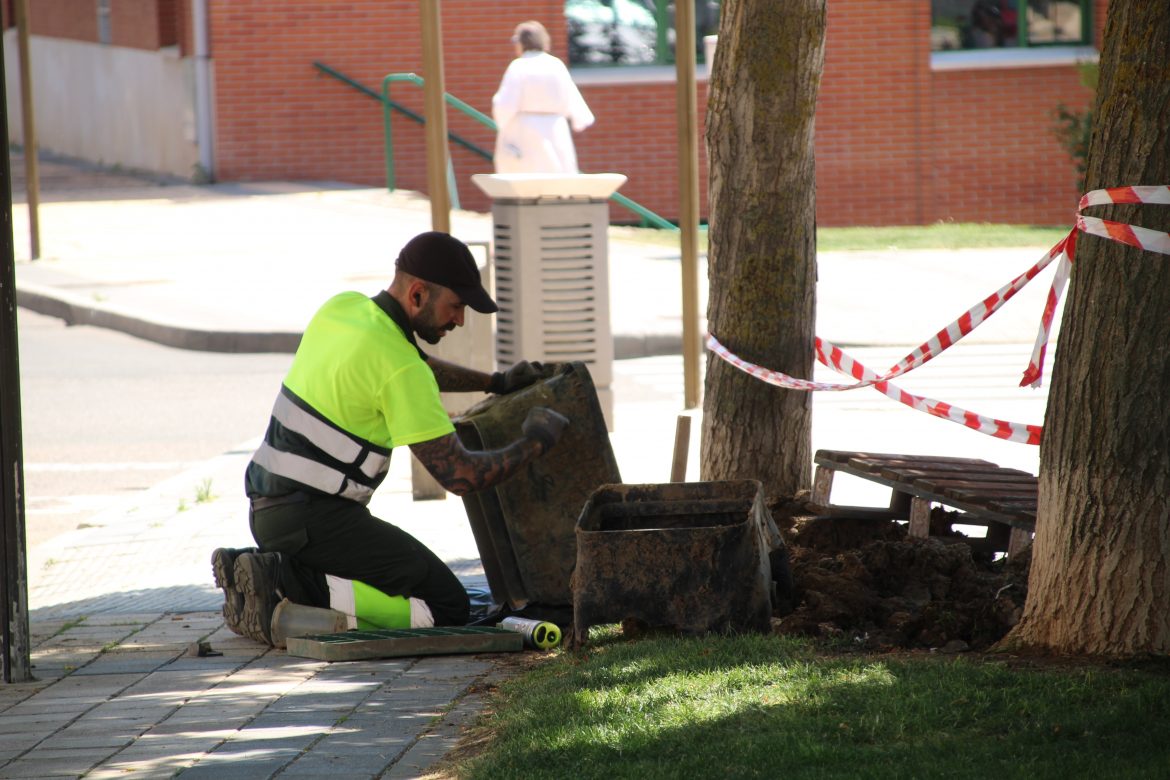 Un trabajador del Ayuntamiento realizando labores de limpieza. ENA