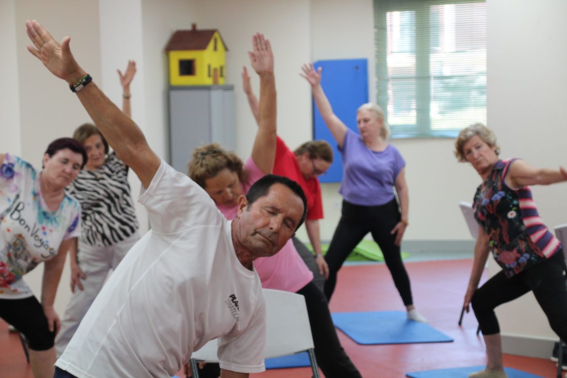 Varios mayores durante una clase de pilates ENA