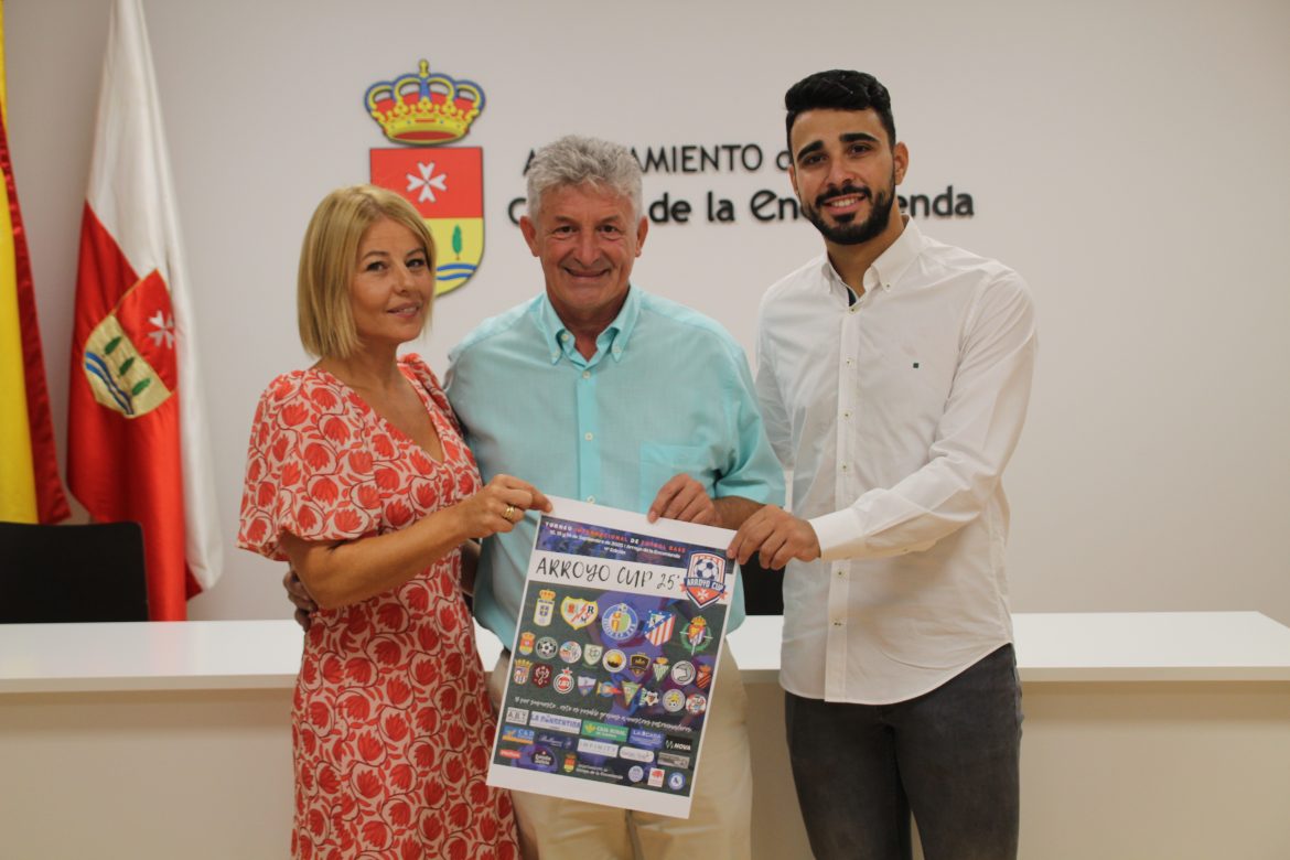 Sandra González (izq) y Javier León (dcha), junto a Sarbelio Fernández (medio) presentando el cartel. ENA