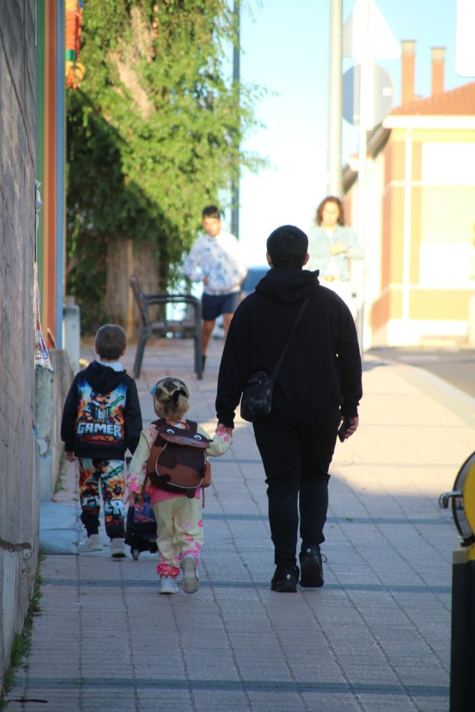 Padres y alumnos de camino a los centros educativos. ENA