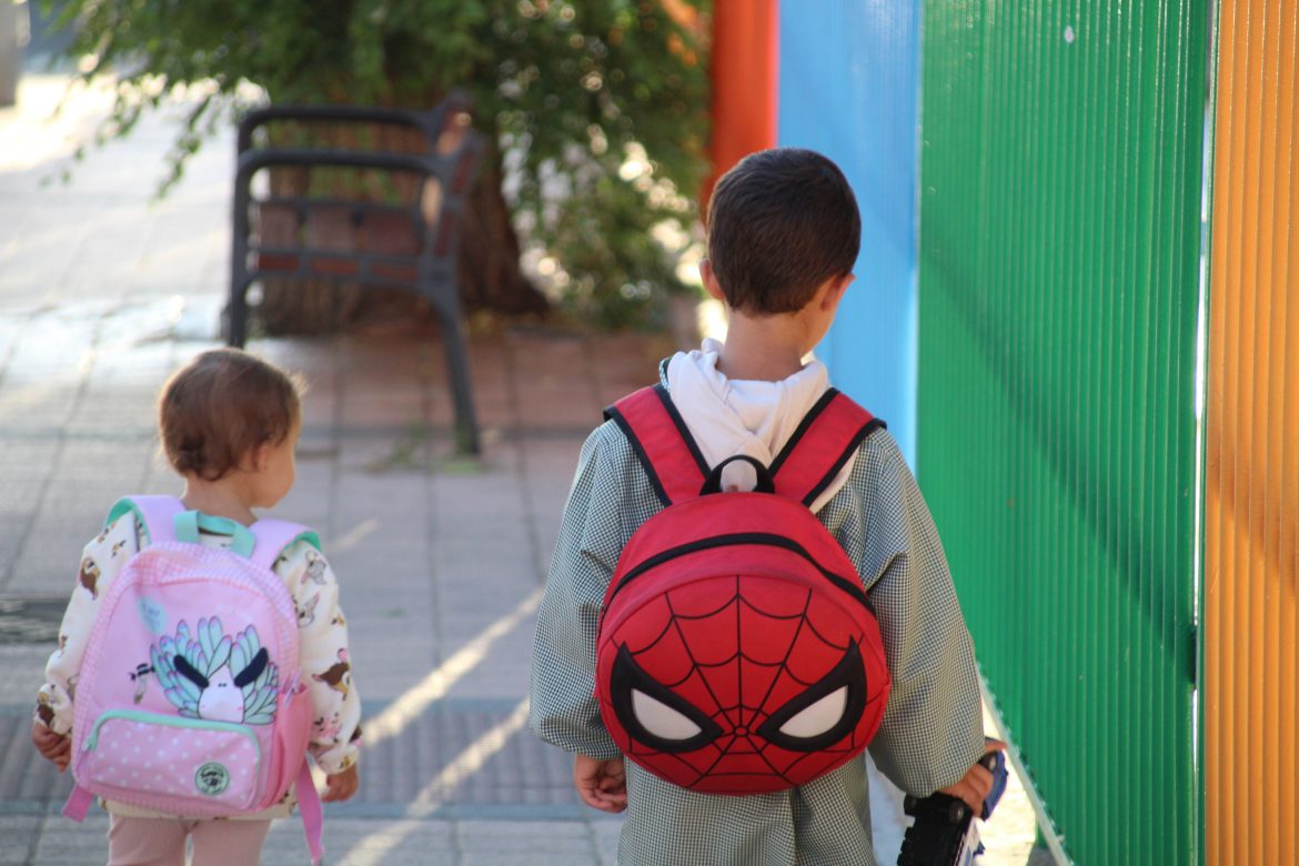 Dos jóvenes estudiantes en la entrada del CEIP Elvira Lindo. ENA