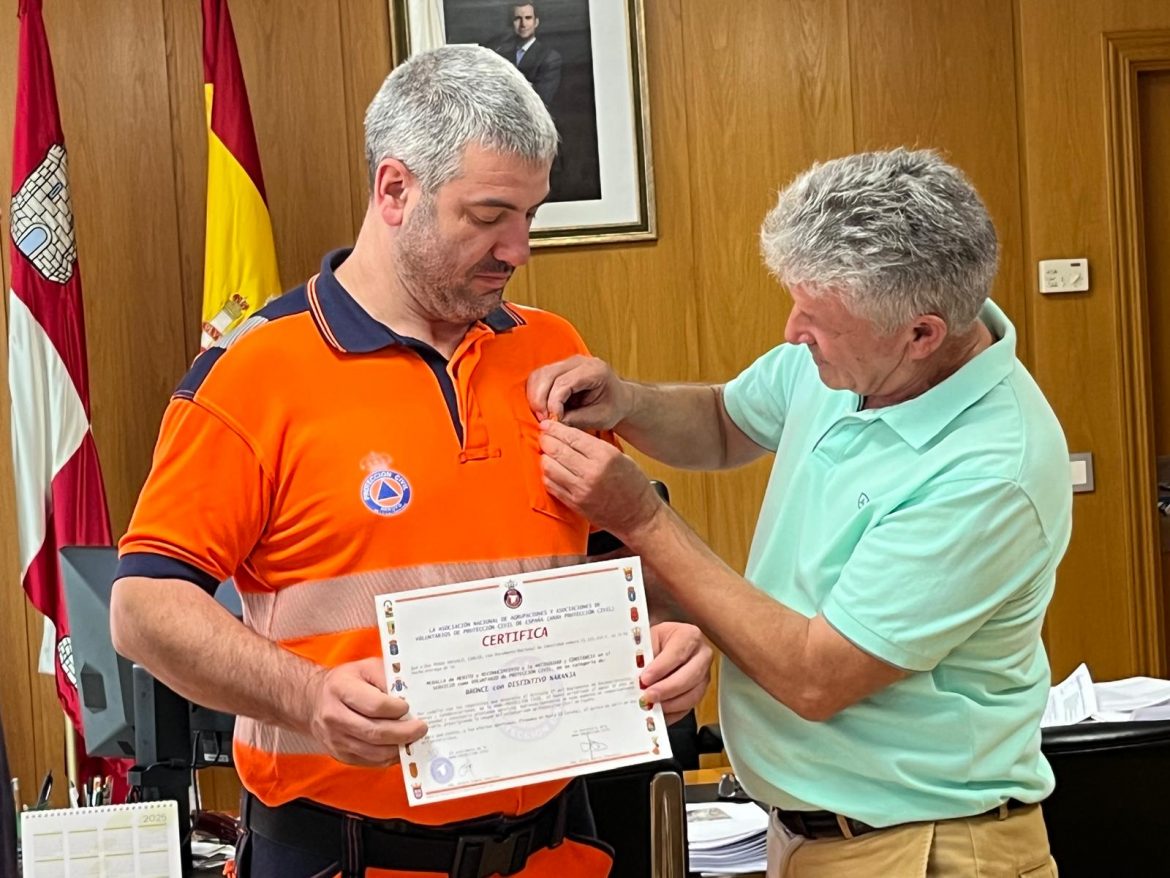 Carlos Prado recibiendo la medalla de manos del alcalde. ENA