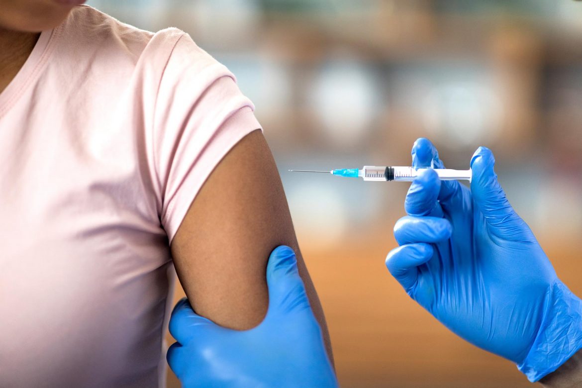 Una enfermera se dispone a poner la vacuna a una paciente. ENA