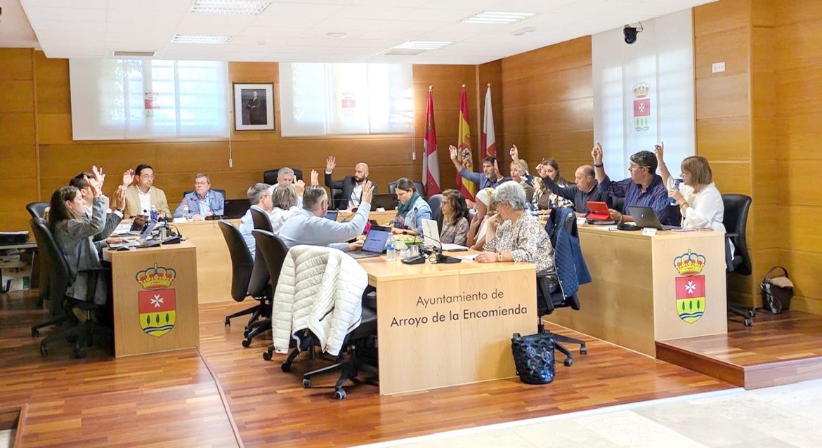 Los concejales de IPAE, PP y Vecinos por Arroyo alzan la mano para votar a favor de uno de los puntos del orden del día. ENA