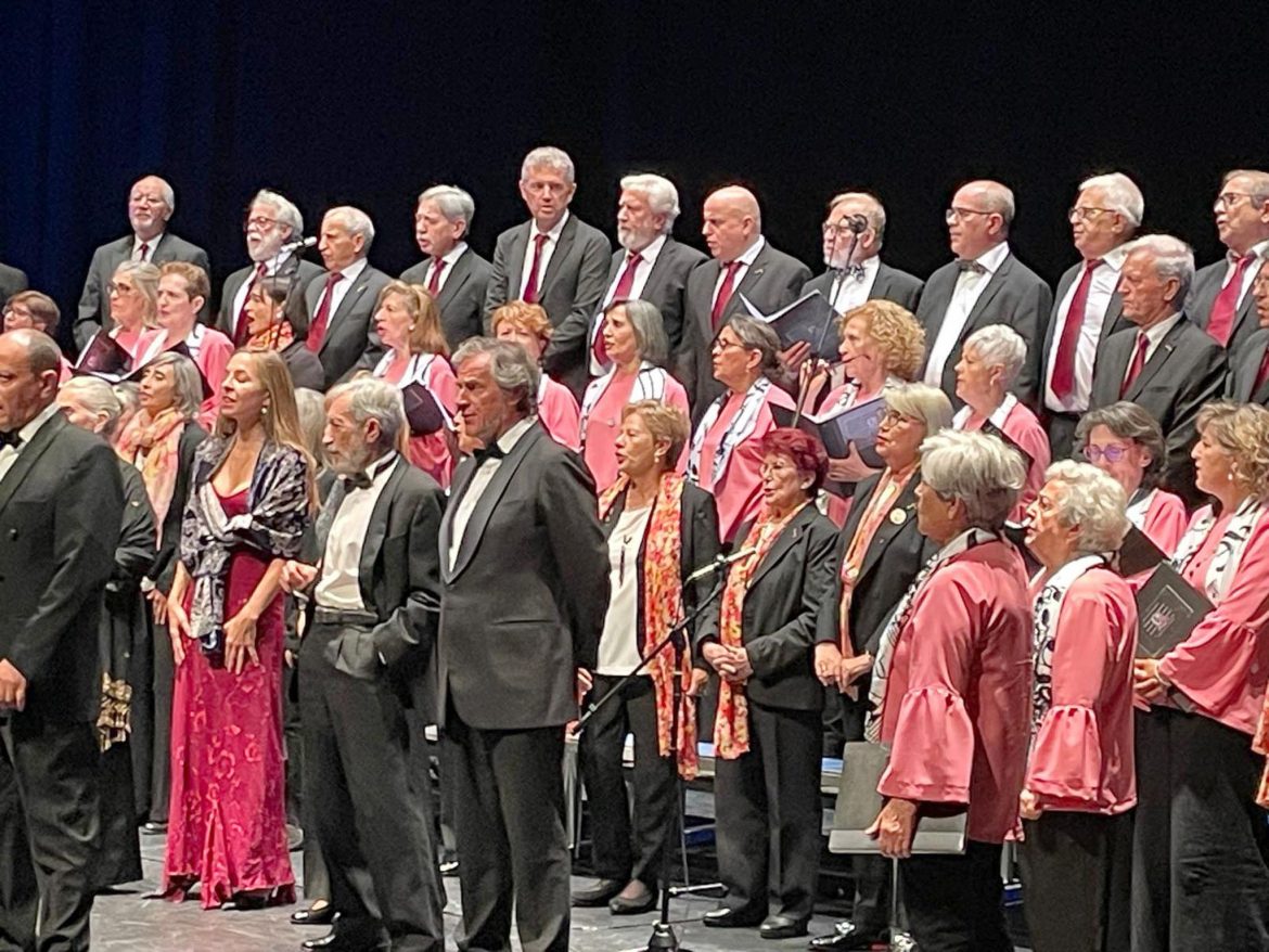 Encuentro de corales en el escenario de la Casa de la Música y el Teatro. ENA
