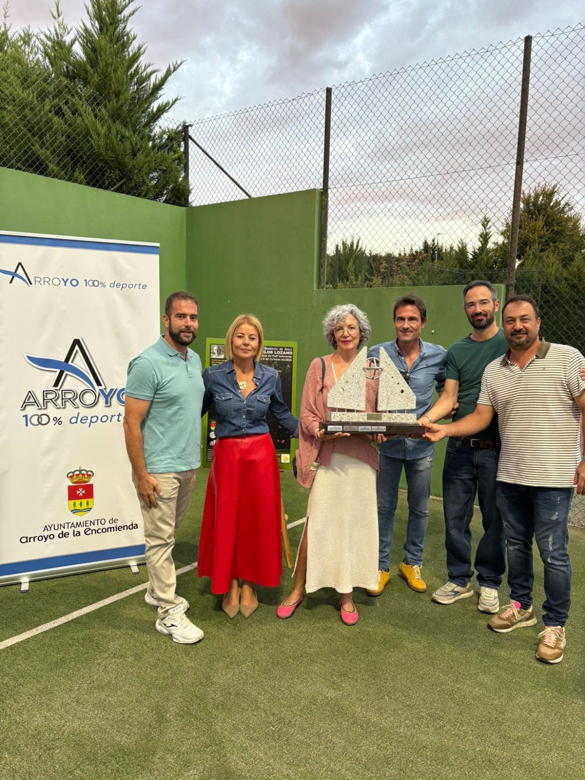 La concejal de Deportes Sandra González y Marta Nieto, viuda de Carlos Lozano entregan el trofeo a los ganadores de Scratch. ENA La concejal de Deportes Sandra González y Marta Nieto, viuda de Carlos Lozano entregan el trofeo a los ganadores de Scratch. ENA
