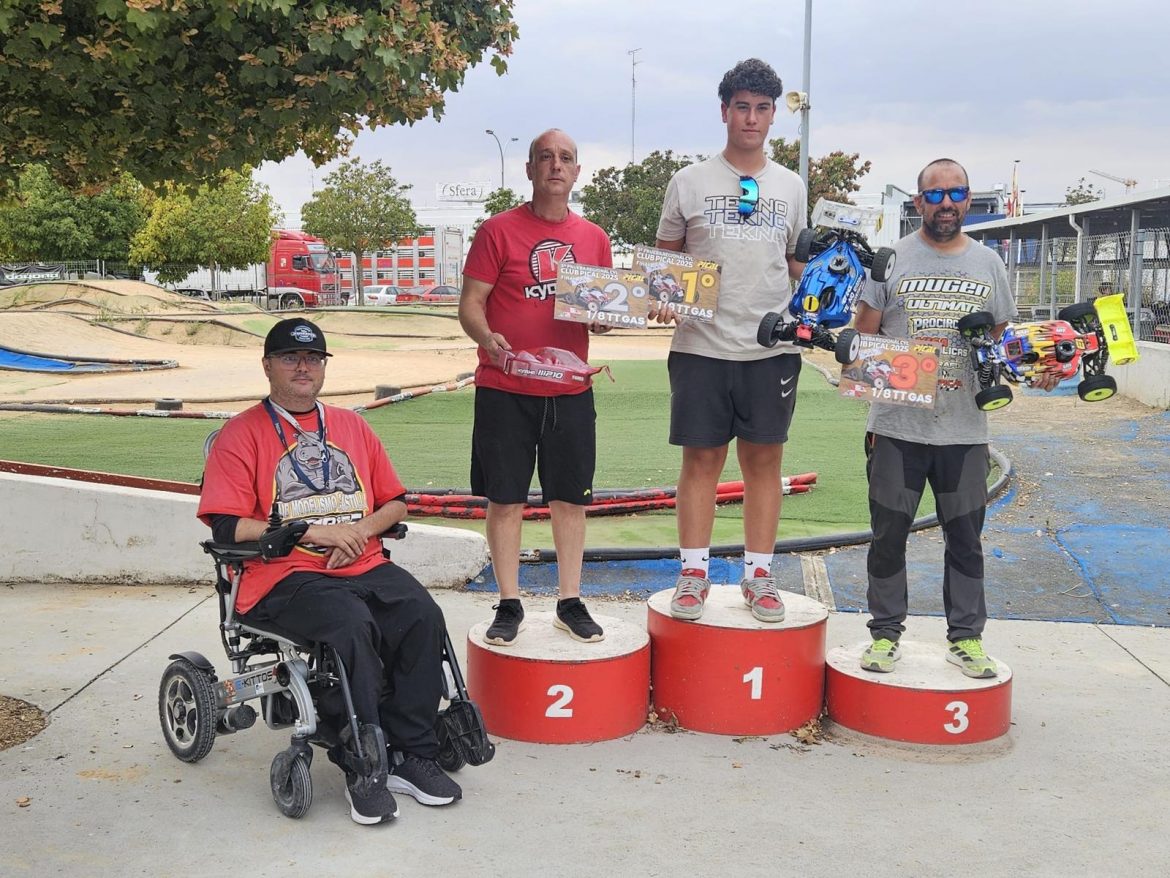 Podio de la prueba de automodelismo celebrada en Arroyo
