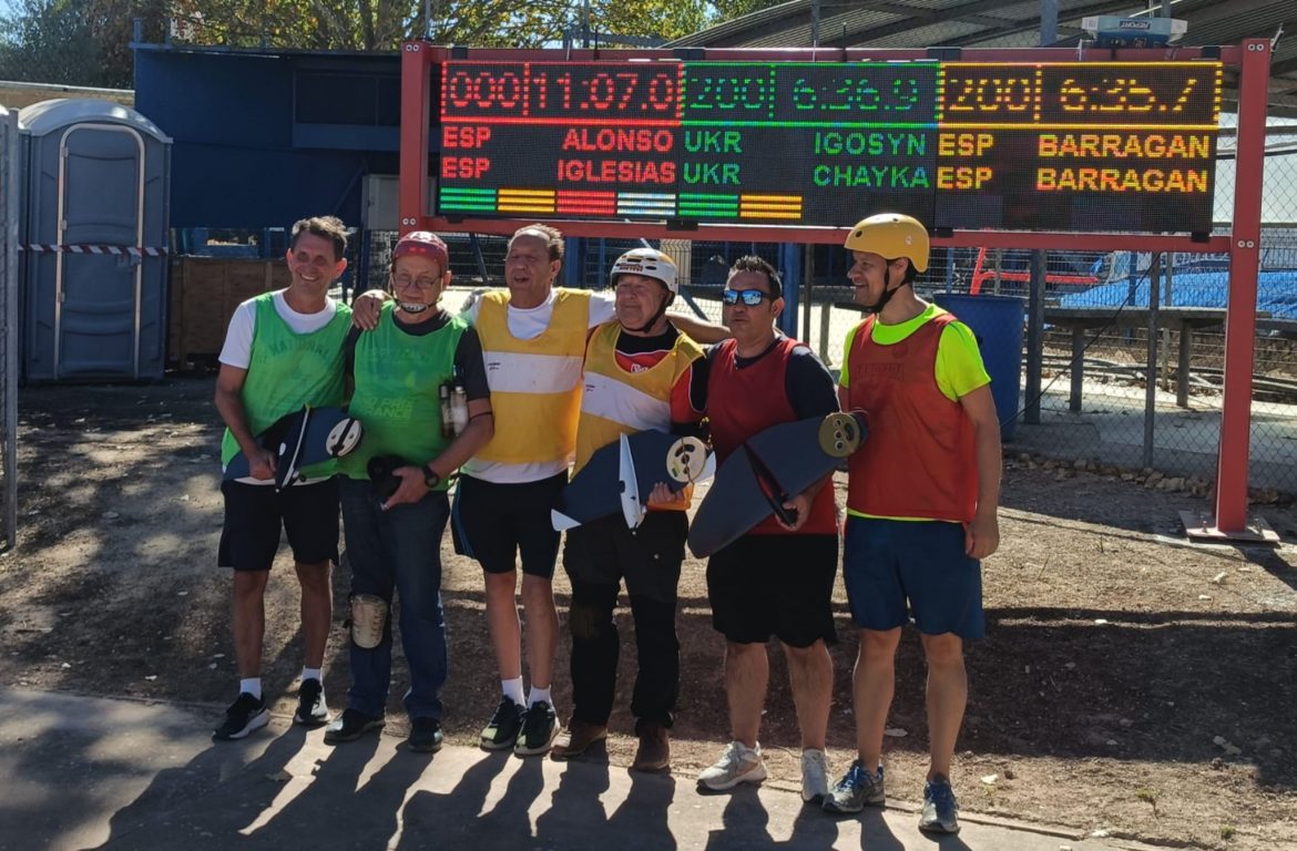 La pareja alonso Iglesias, con el avión, de rojo