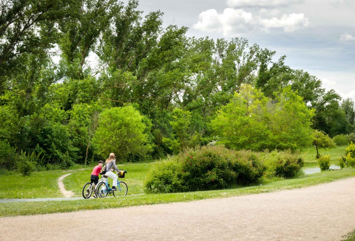 Una madre junto a su hijo paseando por Arroyo de la Encomienda. ENA