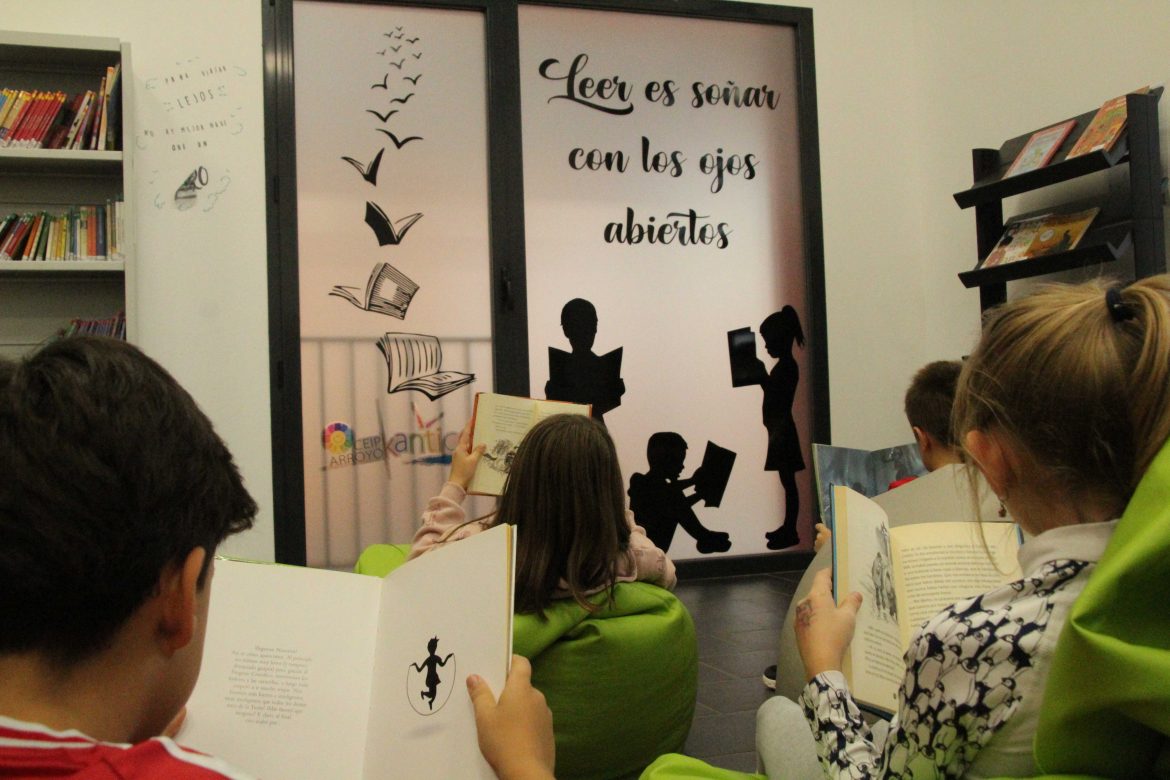 Alumnos del del CEIP Kantic@ leyendo en la biblioteca. ENA