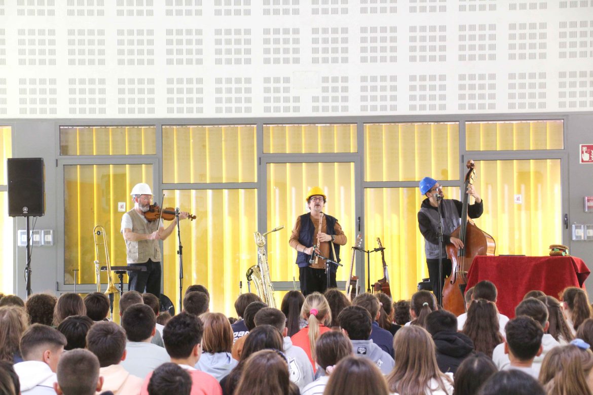 “Mudanzas Vals” durante el concierto didáctico en el CEO Atenea. ENA