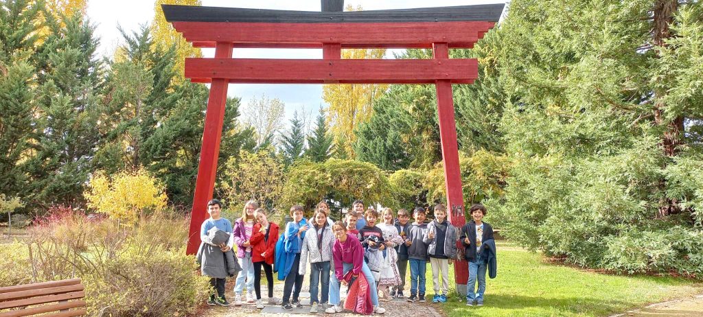 Los alumnos de tercero y cuarto paseando por el jardín japonés. ENA