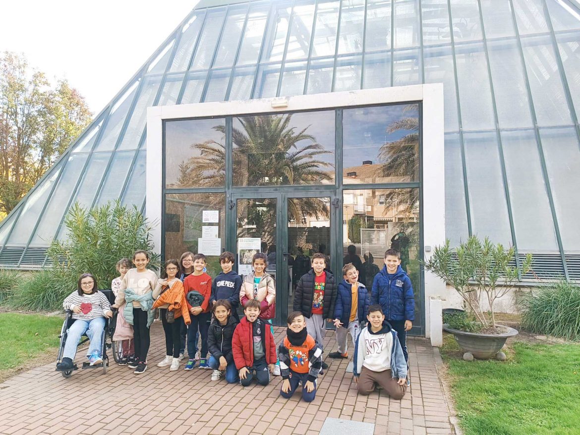 Los alumnos del Raimundo de Blas en la puerta del jardín botánico. ENA