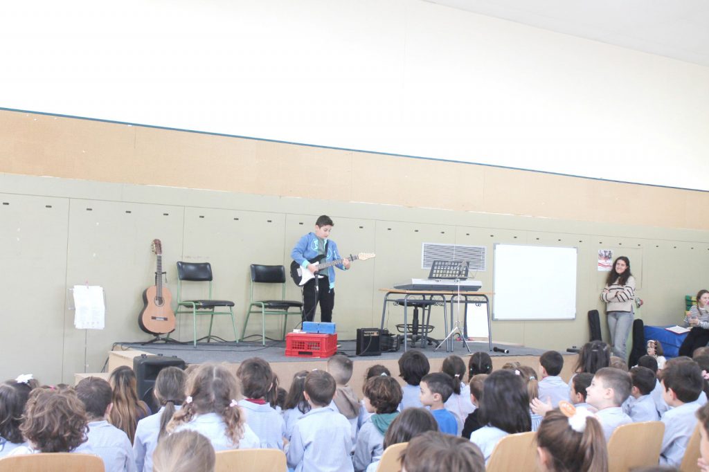 Un alumno del Raimundo de Blas tocando la guitarra. ENA