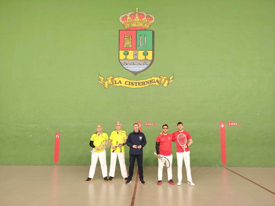 Los jugadores de la La Flecha B (Dcha) junto a los de La Cistérniga (Izq). ENA