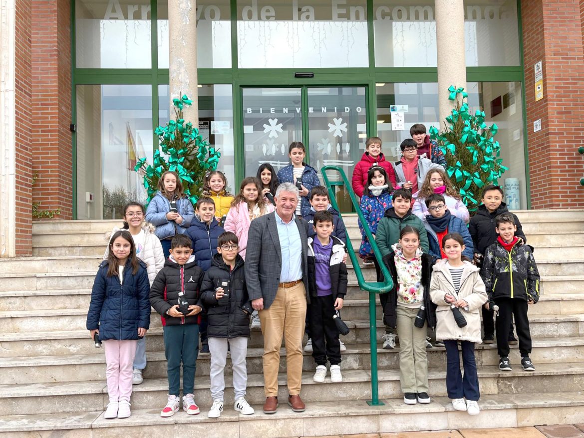Alumnos del Raimundo de Blas en la puerta del Ayuntamiento. ENA