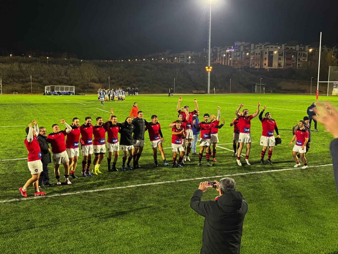 El Arroyo Lions celebrando la victoria con sus aficionados. ENA