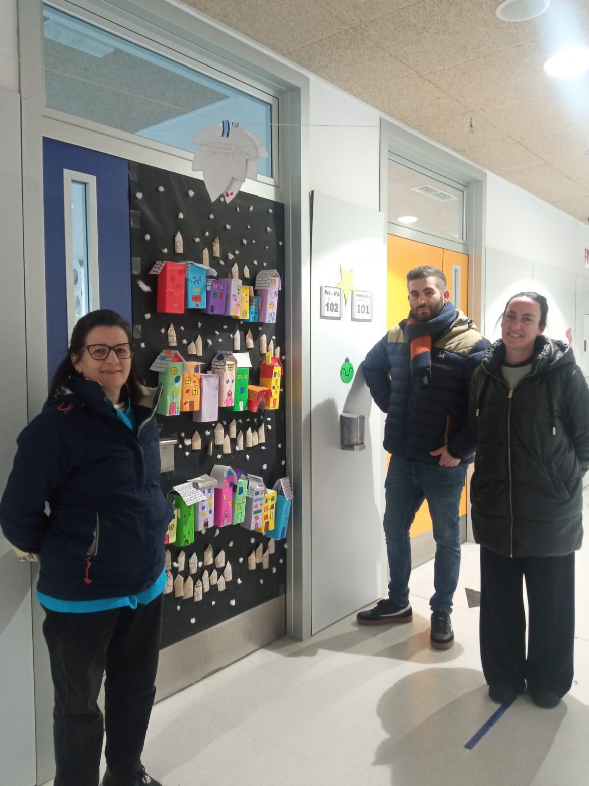 El jurado con una de las puertas ganadoras. ENA